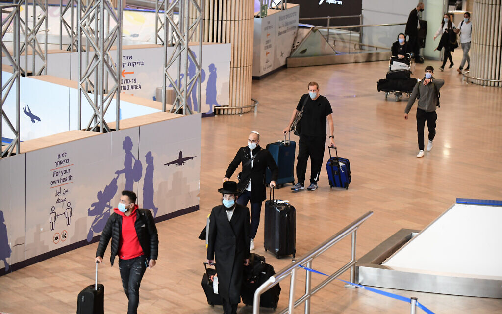 Travelers arriving at Ben Gurion Airport, on November 1, 2021. (Tomer Neuberg/Flash90)