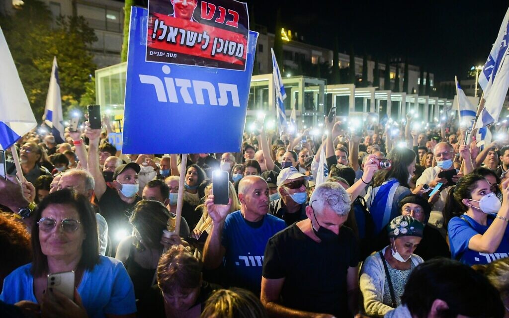 Right-wing activists and Likud supporters protest against the  government led by PM Naftali Bennett in Tel Aviv, November 2, 2021. (Avshalom Sassoni/Flash90)