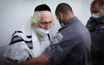 Rabbi Eliezer Berland arrives for a court hearing in Jerusalem, November 2, 2021 (Yonatan Sindel/Flash90)