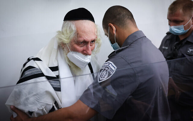 Rabbi Eliezer Berland arrives for a court hearing in Jerusalem, November 2, 2021. (Yonatan Sindel/Flash90)