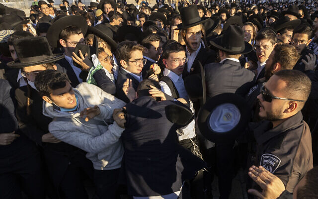 Ultra-Orthodox men clash with police as members of the Women of the Wall movement hold prayers at the Western Wall in Jerusalem's Old City, November 5, 2021. (Olivier Fitoussi/Flash90)