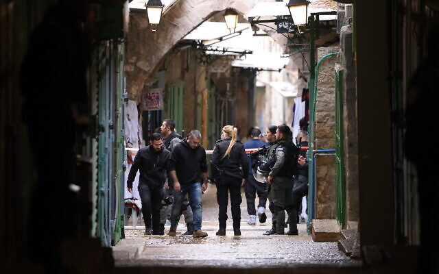Police officers at the scene of a suspected shooting attack in Jerusalem's Old City on November 21, 2021. (Yonatan Sindel/Flash90)
