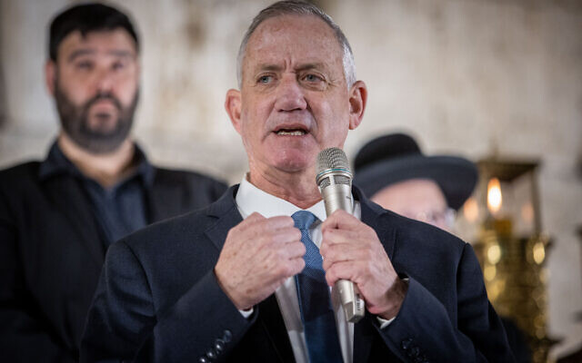 Defense Minister Benny Gantz speaks at a ceremony on the first night the Jewish holiday of Hanukkah at the Western Wall in Jerusalem's Old City, November 28, 2021. (Flash90)