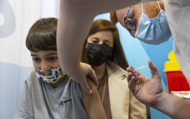 Children aged 5-11 receive their first first dose of COVID-19 vaccine, at a vaccine center in Jerusalem on November 28, 2021. (Olivier Fitoussi/Flash90)