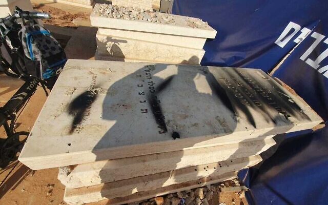 The gravestone of Rabbi Aharon Yehudah Leib Steinman is seen damaged in Bnei Brak, November 26, 2021. (Courtesy)