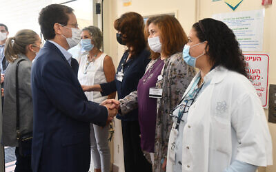President Isaac Herzog visits the Galilee Medical Center in Nahariya, on November 17, 2021. (Haim Zach/GPO)