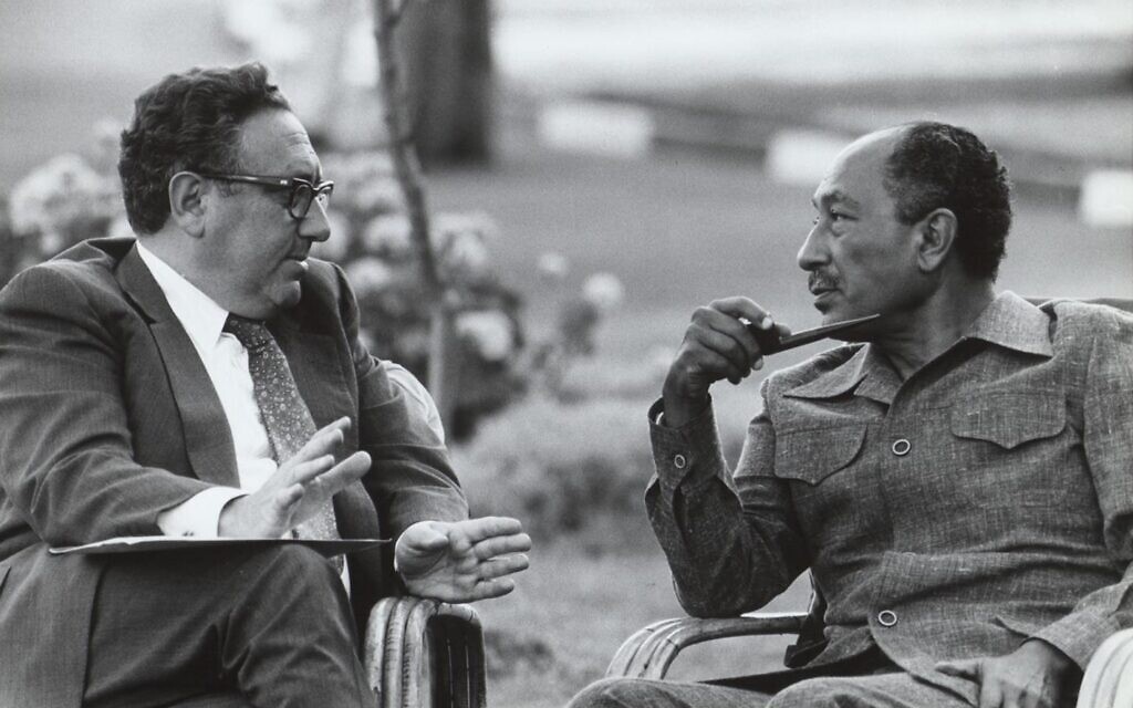 Henry Kissinger negotiates with Egyptian president Anwar Sadat in the garden of his summer villa at Mamoura, Alexandria, on August 25, 1975. (David Hume Kennerly White House Photographs/Kissinger Papers at Yale University)