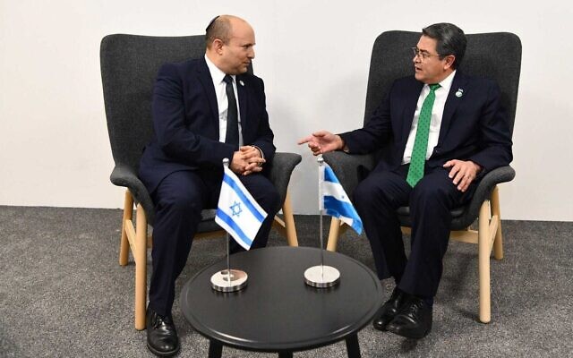 Prime Minister Naftali Bennett (left) meets with then-Honduran president Juan Orlando Hernandez at the COP26 UN climate summit in Glasgow, Scotland, November 1, 2021. (Haim Zach/GPO)