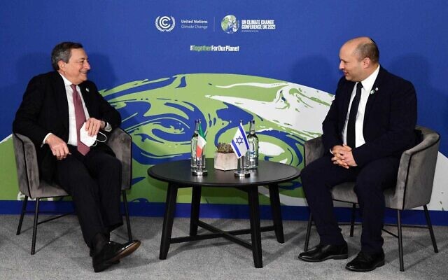 Prime Minister Naftali Bennett (right) meets Italian Prime Minister Mario Draghi at the COP26 UN climate summit in Glasgow, Scotland, November 1, 2021. (Haim Zach/GPO)