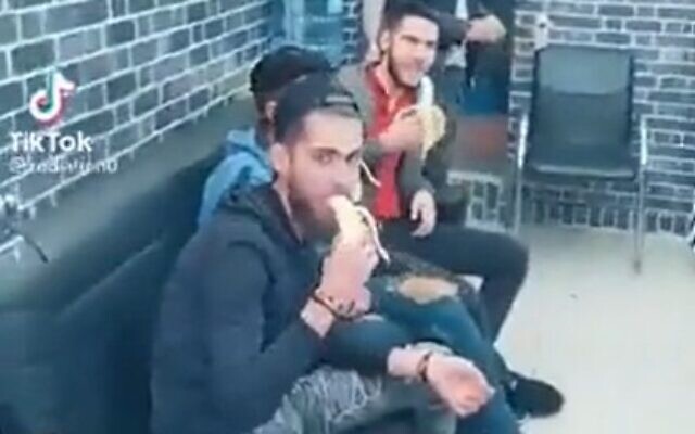 Syrian refugees eat bananas to protest  against discrimination in Turkey (Screencapture/TikTok)