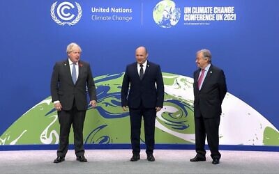 Prime Minister Naftali Bennett (C) meets British Prime Minister Boris Johnson (L) and UN Secretary-General Antonia Guterres at the COP26 UN climate summit in Glasgow, Scotland, November 1, 2021. (Haim Zach/GPO)