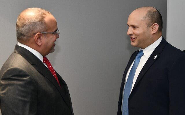 Prime Minister Naftali Bennett (right) meets with Bahrain Crown Prince and Prime Minister Salman bin Hamad Al Khalifa at the Glasgow COP26 conference on November 2, 2021. (Haim Zach/GPO)