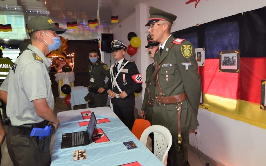 Photo of Kolumbien entschuldigt sich für Polizeikadetten in Nazi-Uniformen bei einer Zeremonie zu Ehren Deutschlands