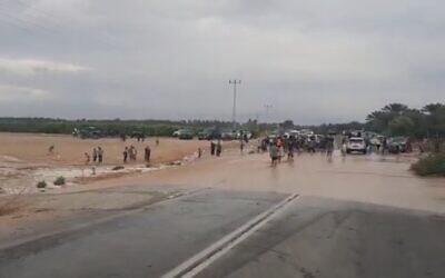 Road flooded in southern Israel, November 19, 2021 (Screen grab/Kan)