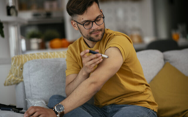 A diabetic man injecting himself with insulin (iStock by Getty Images)