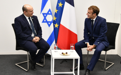 Prime Minister Naftali Bennett (left) meets French President Emmanuel Macron at the COP26 UN climate summit in Glasgow, Scotland, on November 1, 2021. (Haim Zach/GPO)