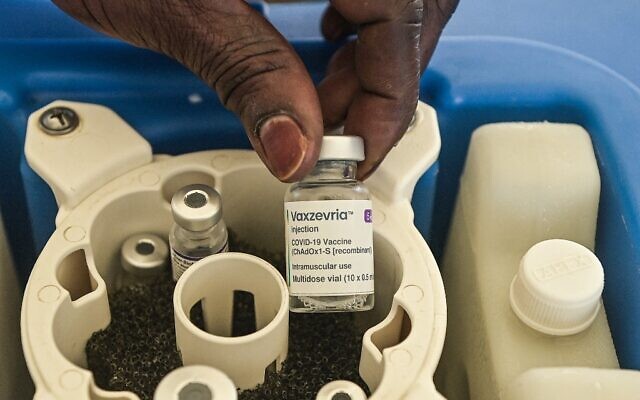 A healthcare worker prepares a dose of AstraZeneca Covid-19 vaccine, during a mass vaccination in Nairobi, on December 16, 2021. (Simon MAINA / AFP)