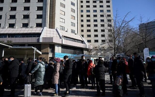 People queue for a swab test for Covid-19 coronavirus in Beijing on December 28, 2021. (Noel Celis / AFP)