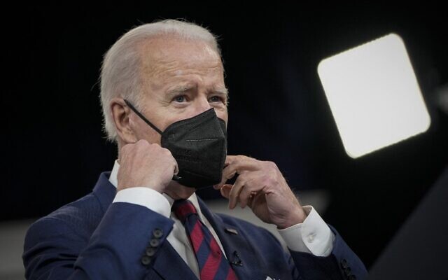US President Joe Biden prepares to remove his face mask in the South Court Auditorium of the White House complex December 23, 2021 in Washington, DC (Drew Angerer/Getty Images/AFP)