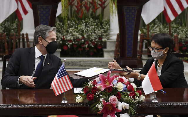 US Secretary of State Antony Blinken, left, and Indonesian Foreign Minister Retno Marsudi sign a Memorandum of Understanding at the Pancasila Building in Jakarta, December 14, 2021. (Olivier Douliery/Pool Photo via AP)