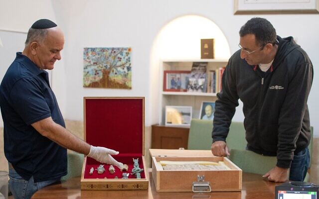 IAA head Eli Eskozido (L), and IAA Robbery Prevention Unit head Amir Ganor examine looted Egyptian artifacts returned to Egypt by Eskozido and Foreign Minister Yair Lapid (Yoli Schwartz/IAA)