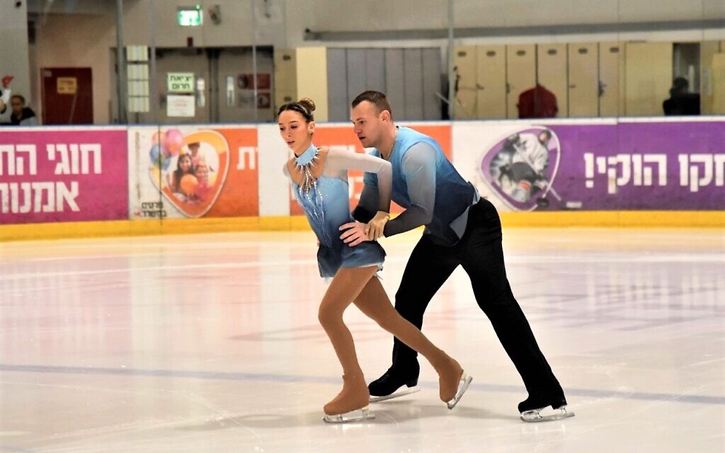 Evgeni Krasnopolski and Hailey Kops compete in a local competition at the Holon Ice Peaks skating rink in December 2021. (Amit Shisel/Israel Olympic Committee)