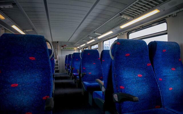 Seats on the train to Haifa, on March 17, 2020. (Yossi Aloni/Flash90)