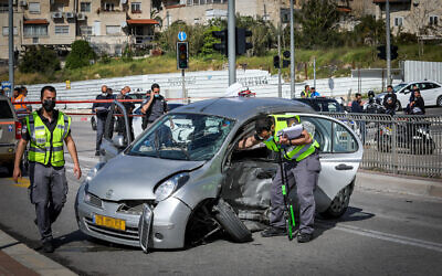 The scene of a deadly multi-vehicle collision, in Jerusalem on April 4, 2021.  (Yonatan Sindel/Flash90)