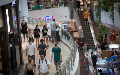 Israelis wear face masks in the Dizengoff Center mall, Tel Aviv, September 13, 2021. (Miriam Alster/FLASH90)