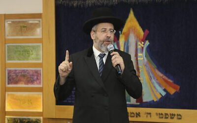 Israel's Ashkenazi Chief Rabbi David Lau visits the Neve Shmuel High School in Efrat on October 17, 2021. (Gershon Elinson/Flash90)