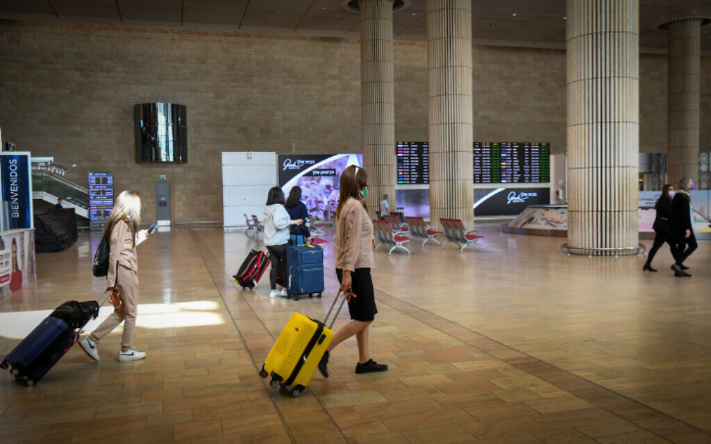 Travelers seen at the Ben Gurion International Airport on November 29, 2021. (Flash90)
