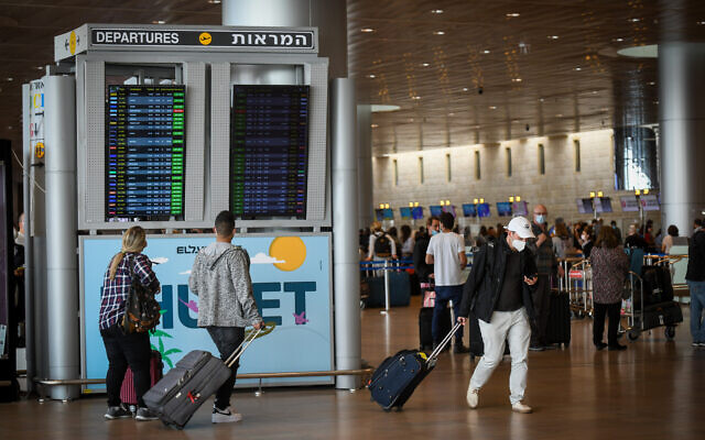 Travelers at the Ben Gurion Airport, on November 29, 2021. (Flash90)