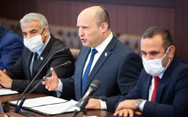 Prime Minister Naftali Bennett (C) leads a cabinet meeting at the Prime Minister's Office in Jerusalem on December 12, 2021. (EMIL SALMAN/POOL)