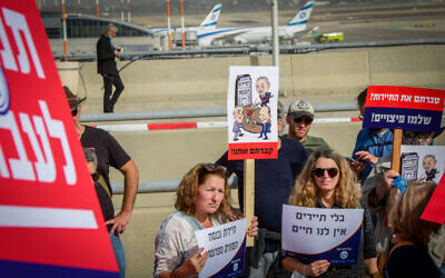 Tourism workers protest government policies outside Ben Gurion International Airport on December 13, 2021. (Avshalom Sassoni/Flash90)