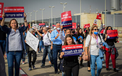 Workers from the tourism sector, calling for financial support from the Israeli government, protest outside Ben Gurion International Airport, on December 13, 2021. (Avshalom Sassoni/Flash90)
