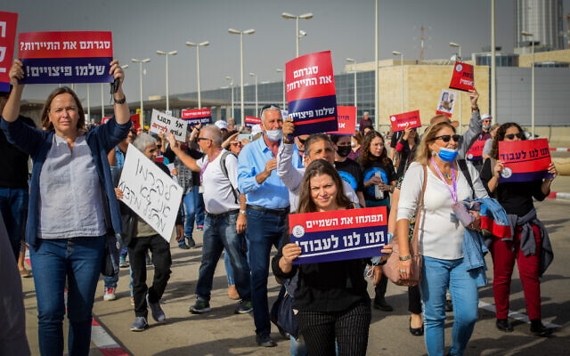 Workers from the tourism sector, calling for financial support from the Israeli government, protest outside Ben Gurion International Airport, on December 13, 2021. (Avshalom Sassoni/Flash90)