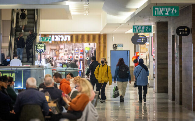 People shop at a mall in Jerusalem on December 16, 2021. (Yonatan Sindel/Flash90)