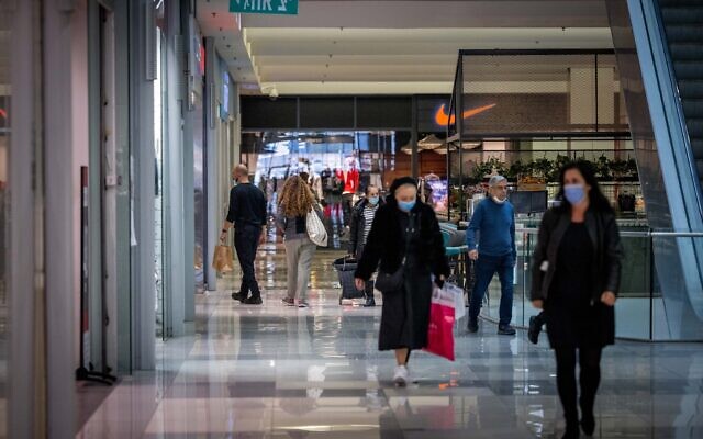 People shop at the Hadar Mall in Jerusalem, on December 16, 2021. (Yonatan Sindel/Flash90)
