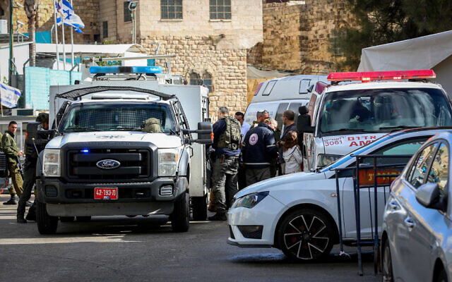 Israeli security forces at the scene of a stabbing attack, in the West Bank city of Hebron on December 18, 2021 (Wisam Hashlamoun/Flash90)
