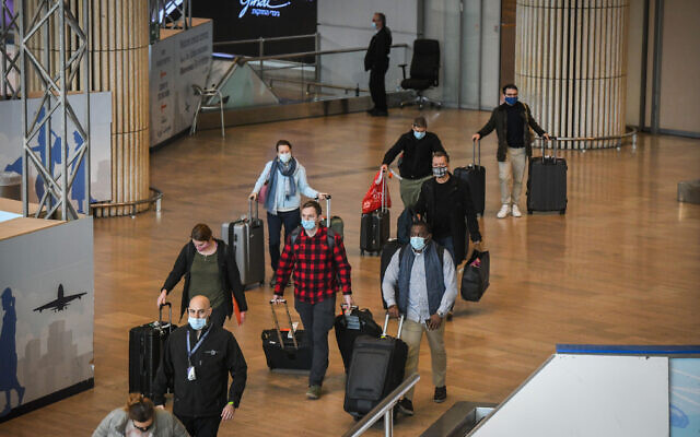 Arriving travelers at Ben Gurion Airport on December 19, 2021. (Flash90)
