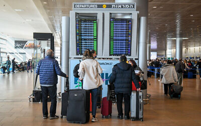 Travelers seen at the Ben Gurion International Airport, on December 19, 2021. (Flash90)