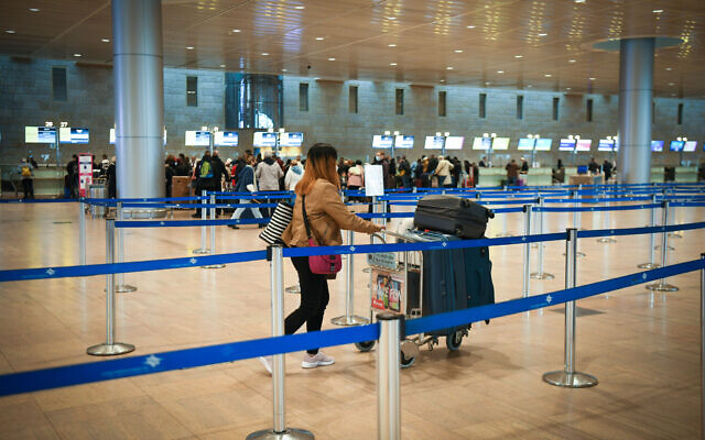 Travelers seen at Ben-Gurion International Airport on December 21, 2021. (Flash90)
