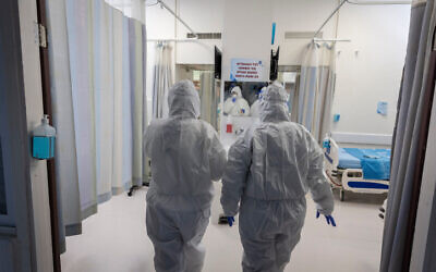 Medical staff at the Hadassah Ein Kerem Hospital wear safety gear as they work in the hospital's newly reopened COVID ward in Jerusalem on December 27, 2021. (Olivier Fitoussi/Flash90)
