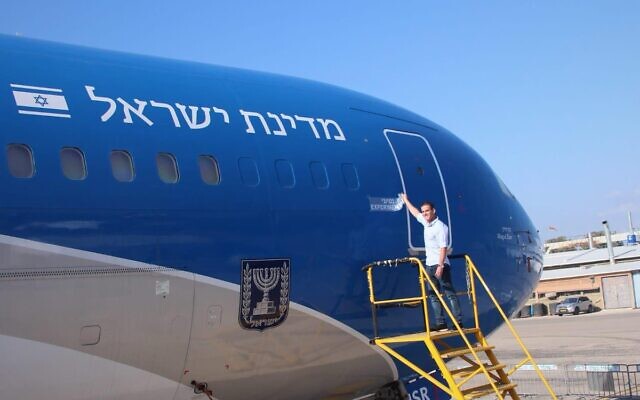 Israel Aerospace Industries workers union chair Yair Katz unveils Wing of Zion on December 8, 2021. (Israel Aerospace Industries workers union)