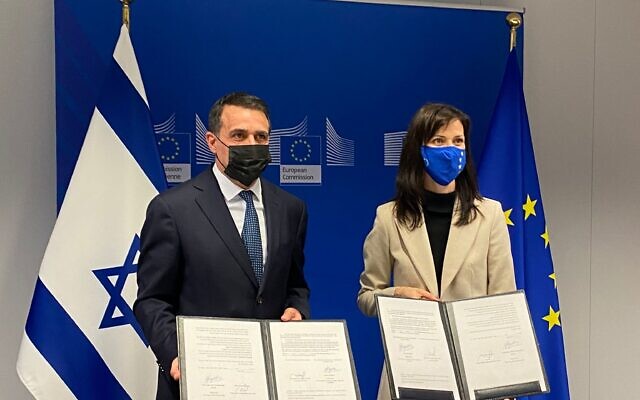 Israel's ambassador to the EU and NATO, Haim Regev, signs the Horizon Europe research agreement with EU Innovation, Research, Culture, Education and Youth Commissioner Mariya Gabriel, December 6, 2021 (EU)