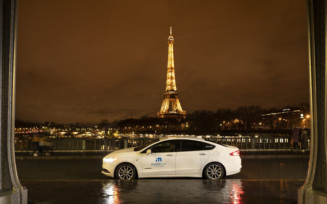 An autonomous vehicle powered by Mobileye's self-driving systems tec in Paris, December 2021. (Mobileye)