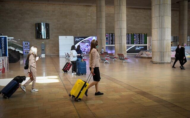 Travelers seen at the Ben Gurion International Airport, on November 29, 2021. (Flash90)