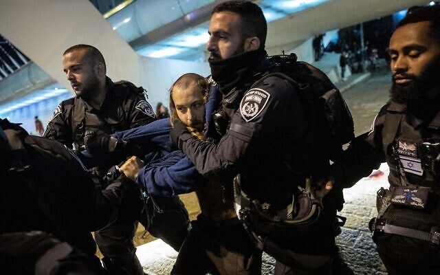 Police clash with far-right activists protesting the death of Ahuvia Sandak in Jerusalem on December 11, 2021. (Yonatan Sindel/Flash90)