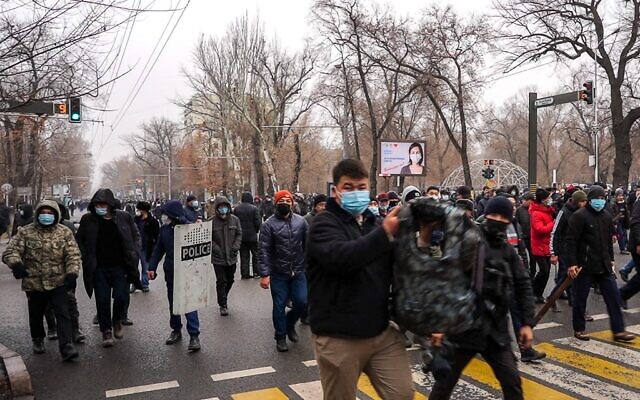 Protesters march during a demonstration after a hike in energy prices in Almaty on January 5, 2022. (Abduaziz MADYAROV / AFP)