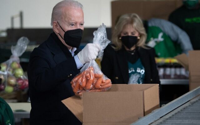 US President Joe Biden and First Lady Jill Biden pack food boxes while volunteering in honor of Martin Luther King, Jr., Day of Service, at Philabundance, a hunger relief organization, in Philadelphia, Pennsylvania, January 16, 2022. (SAUL LOEB / AFP)